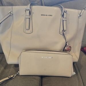 Michael Kors Structured Leather Handbag in Cream with Gold Hardware W/ Wallet